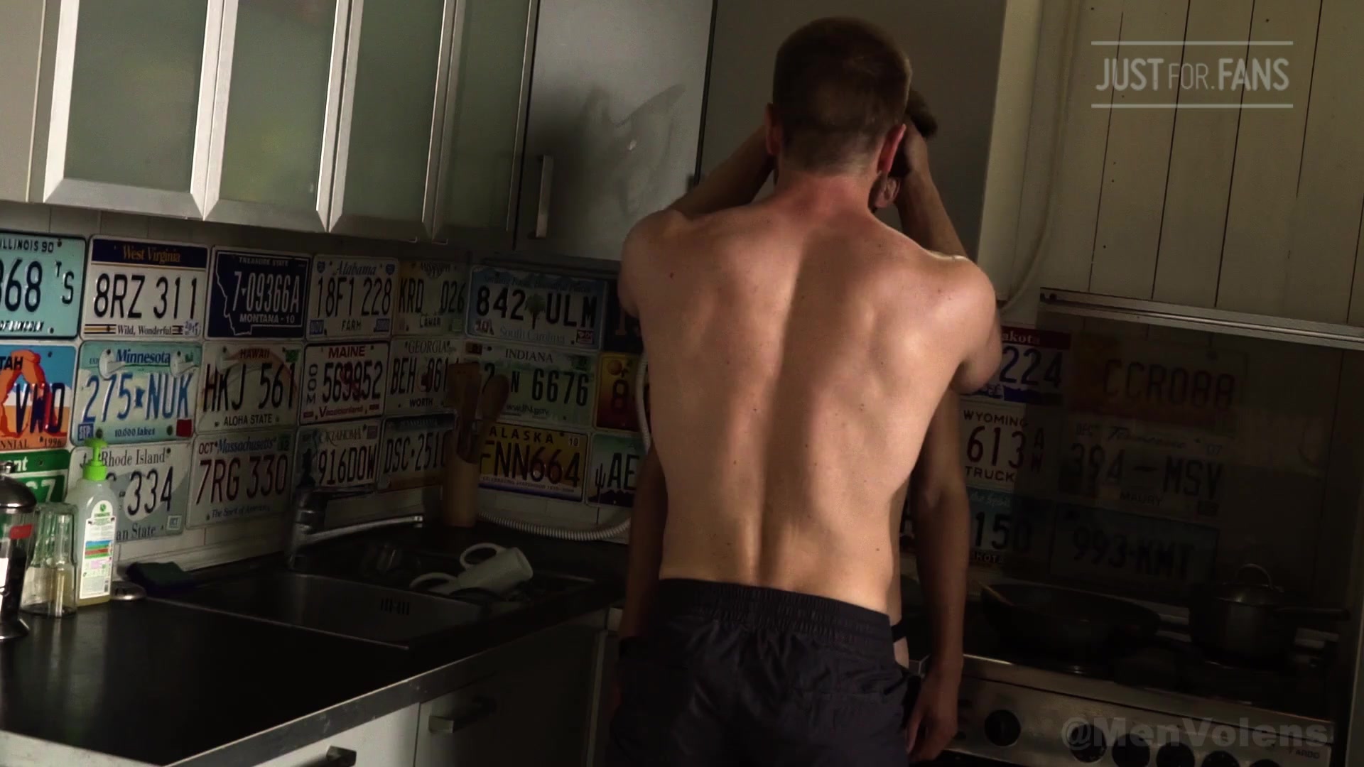 Yuqoridan katta kokrakli ayollar pornosi Qozoq ayolni sikib yuziga keldim.